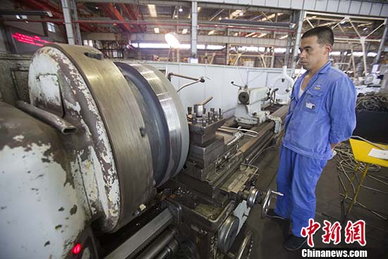 资料图：工人正在调试采煤机。(资料图片)中新社记者 张云 摄